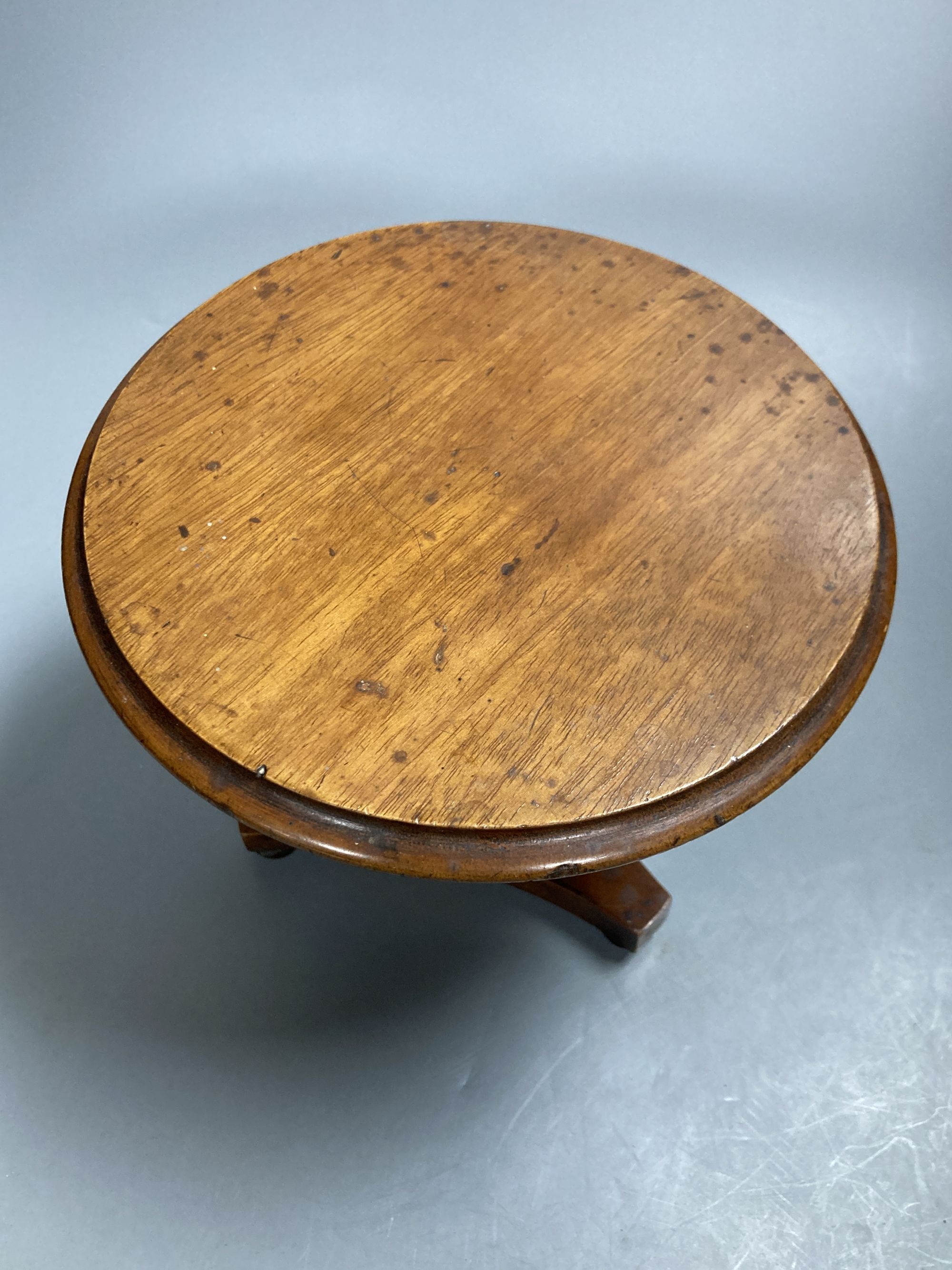 A Victorian mahogany miniature breakfast table, 19.5cm diameter